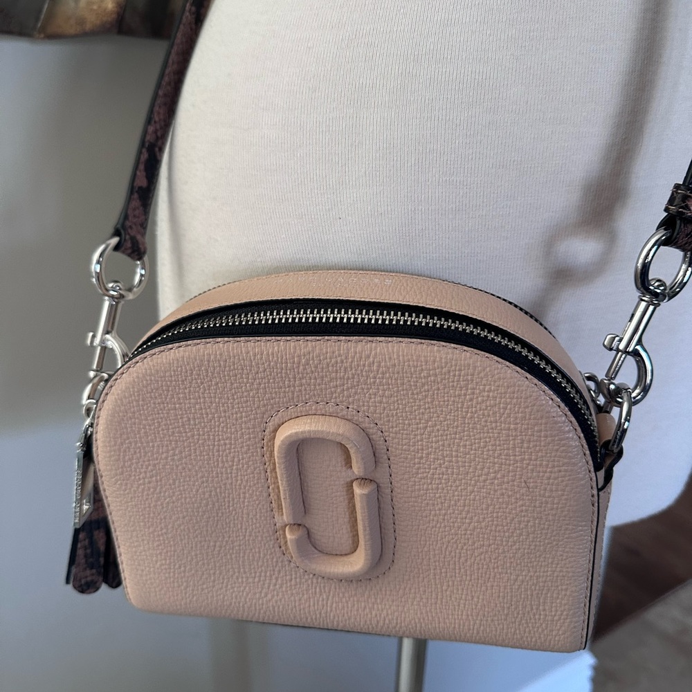 New $325 Marc Jacobs Tan Crossbody Bag with Adjustable Strap - Picture 2 of 16